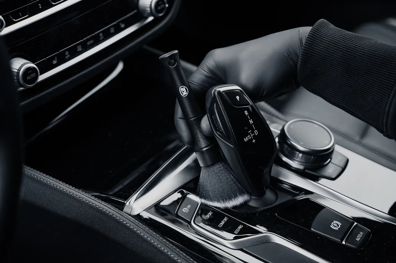 czyszczenie plastik&oacute;w piano black w samochodzie bez zarysowań