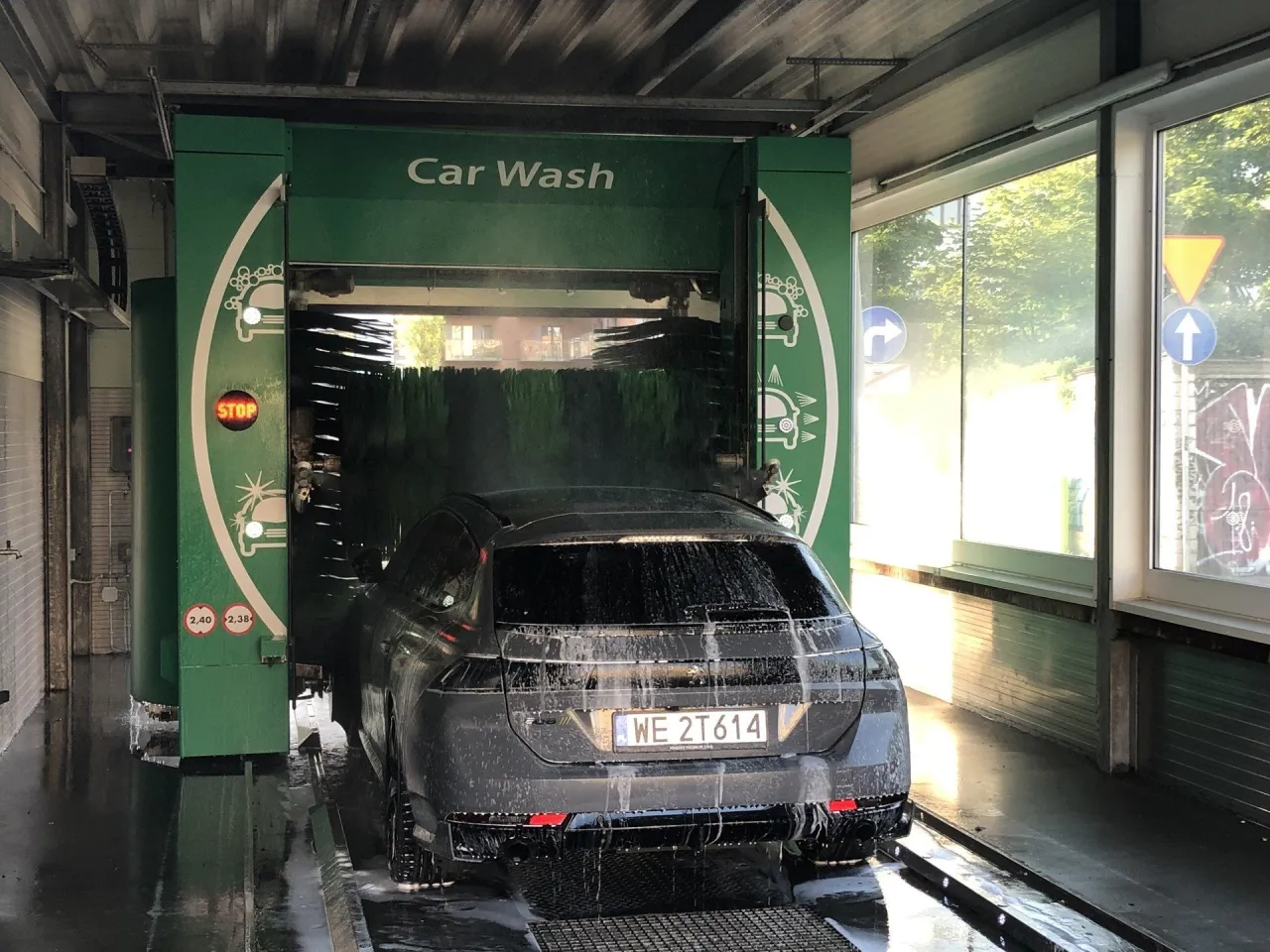 porównanie efektów myjni ręcznej i bezdotykowej