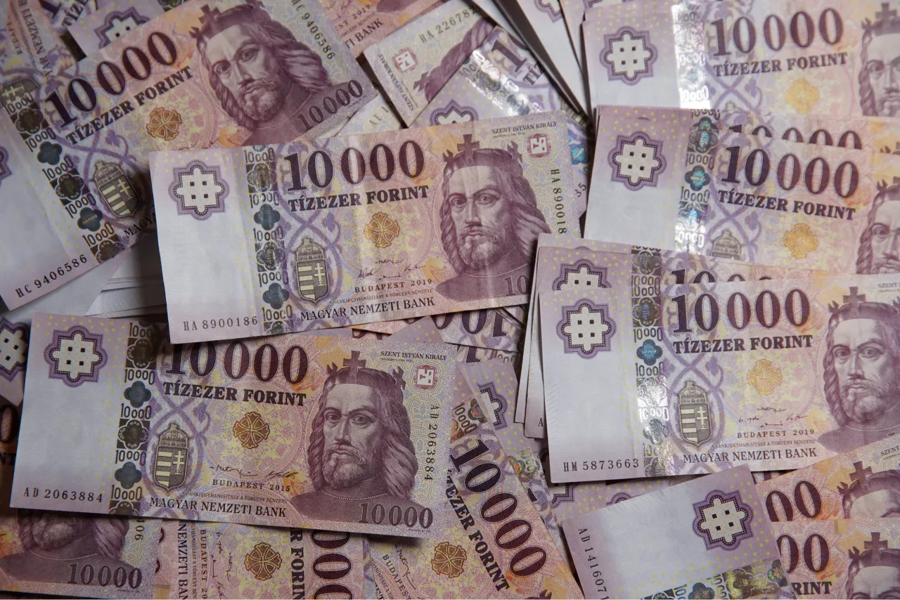 Węgry mają walutę zwaną forint. Na banknotach widnieje portret króla Stefana I.