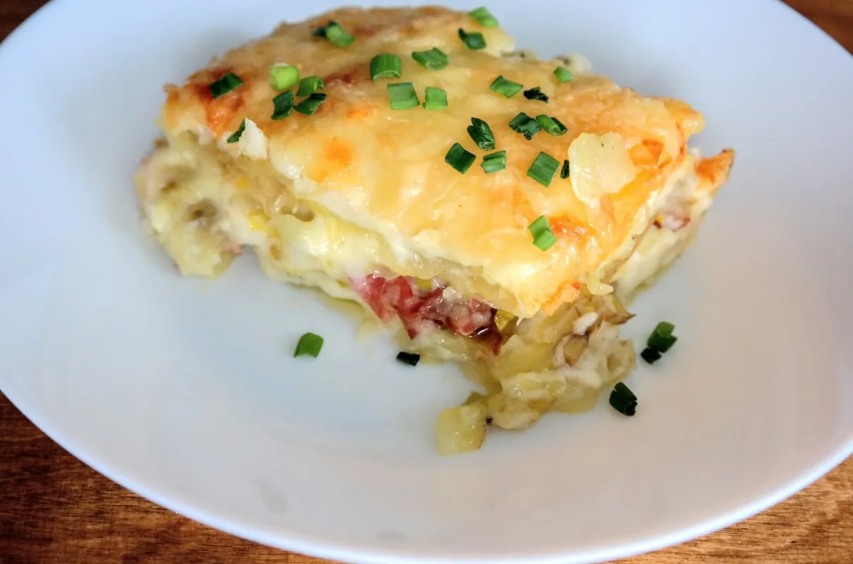 zapiekanka ziemniaczana z szynką warstwy