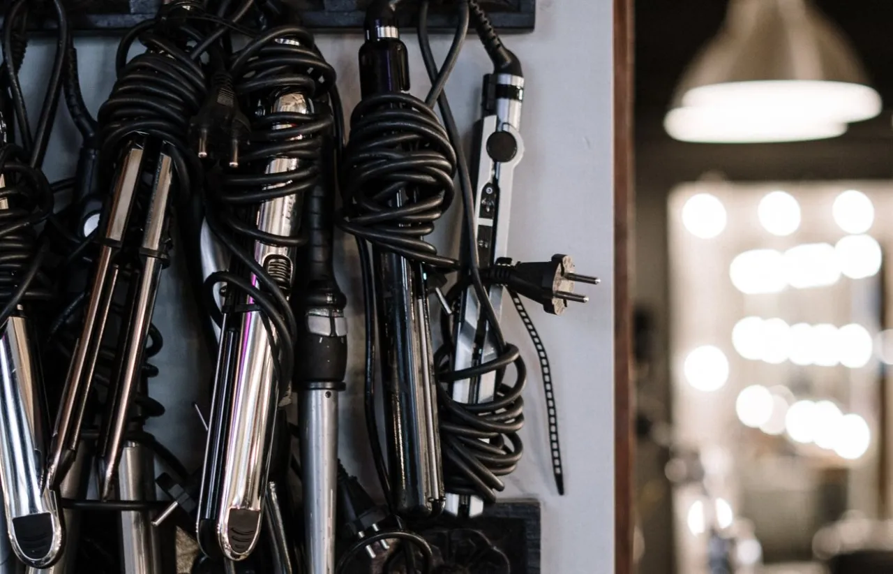 Prostownica z jonizacją i bez por&oacute;wnanie efekt&oacute;w