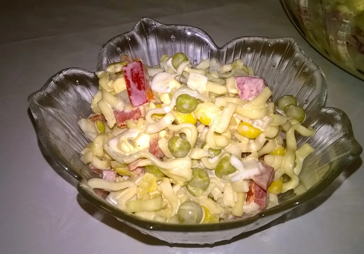 Sałatka z zupek chińskich z groszkiem, kukurydzą i papryką w szklanej misie. Idealna na szybki obiad.