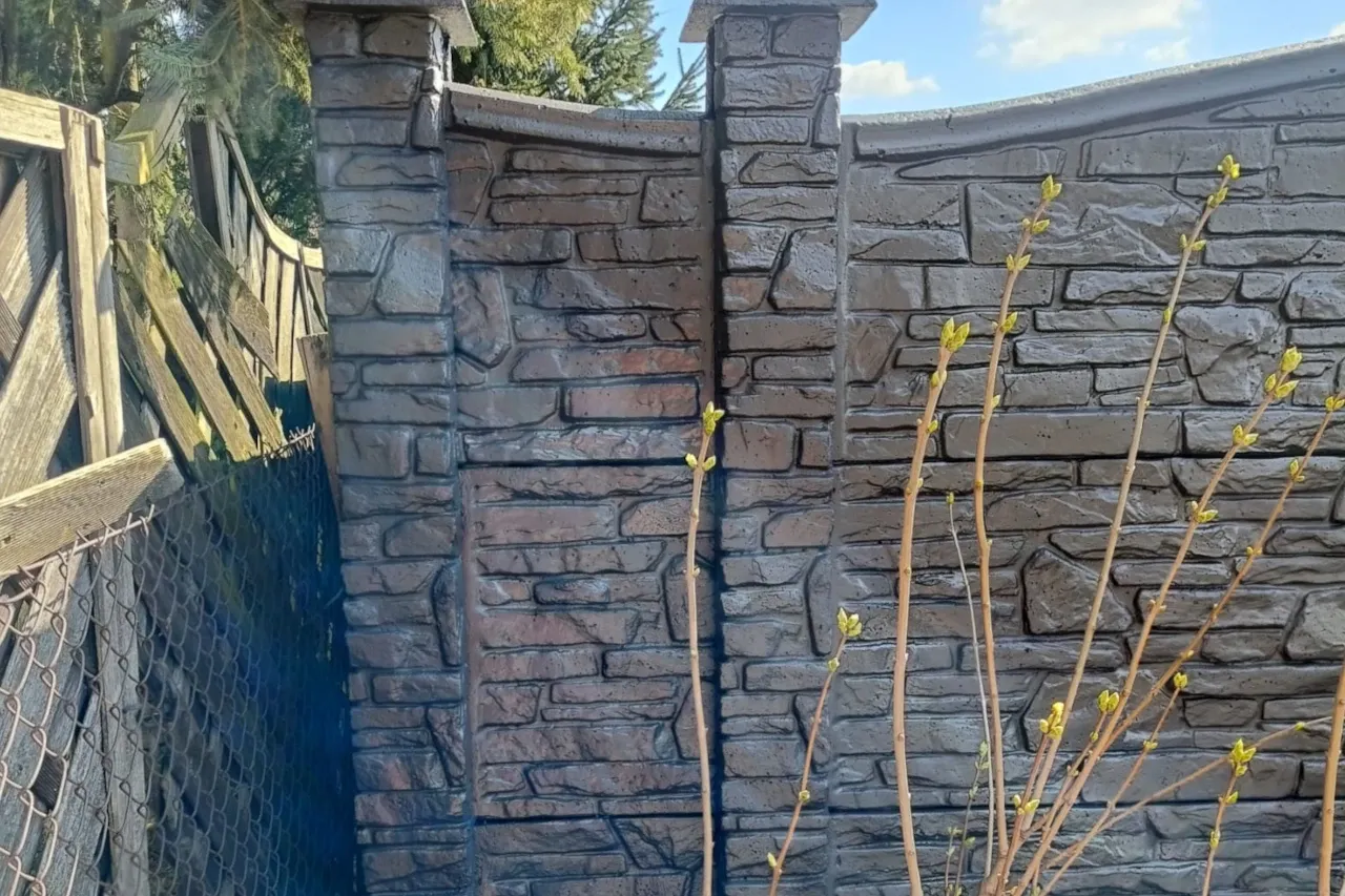 Inspiracje dekoracji płotu w ogrodzie