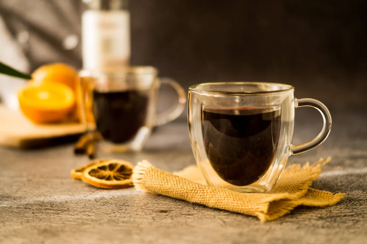 różne rodzaje grzańca: z białego wina, piwa, bezalkoholowy