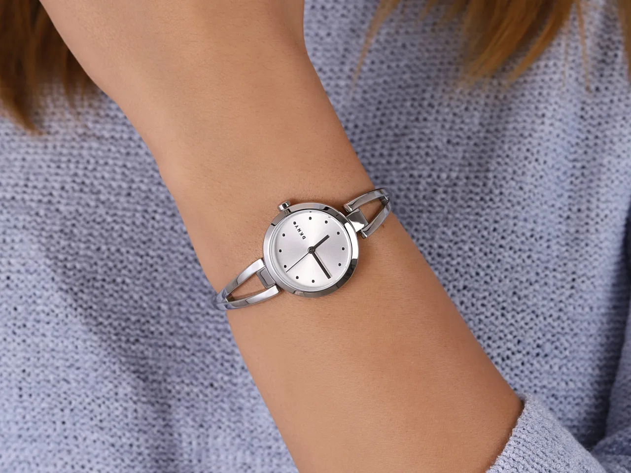 Elegancki zegarek damski na srebrnej bransolecie