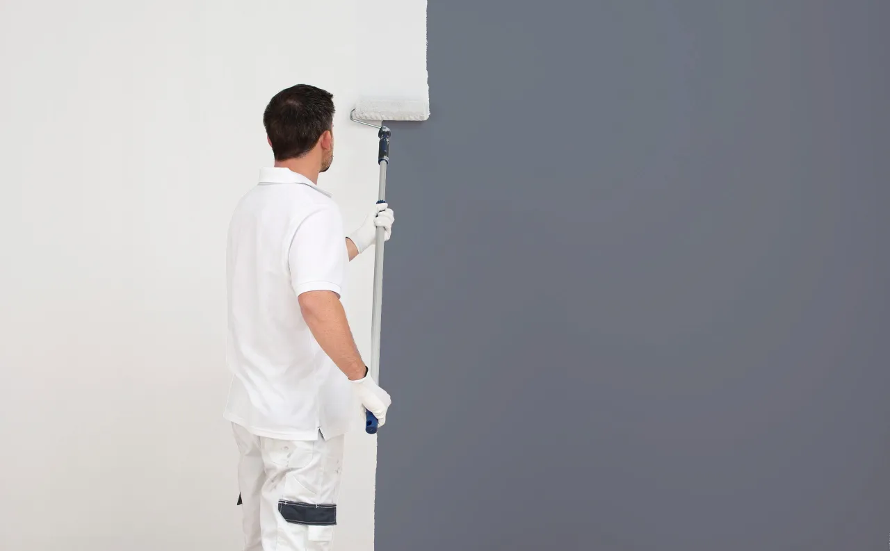 Malowanie ciemnej ściany na jasny kolor