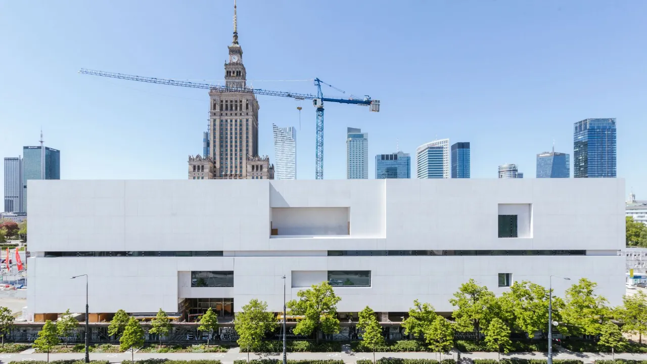 Nowoczesne muzeum sztuki w Warszawie, z Pałacem Kultury w tle. Bilety do muzeum sztuki nowoczesnej czekają na zwiedzających.