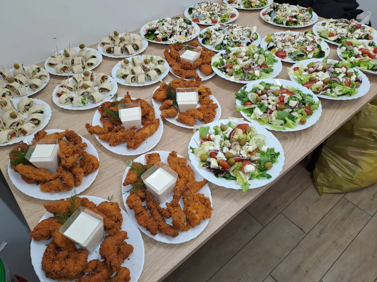 Na stole mnóstwo pyszności: rolki z tortilli, sałatki i chrupiące kawałki kurczaka. Ciekawe, ile biorą kucharki od talerzyka za taką ucztę!