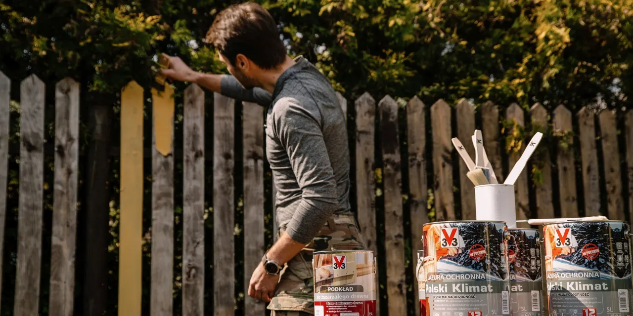 zniszczony drewniany płot