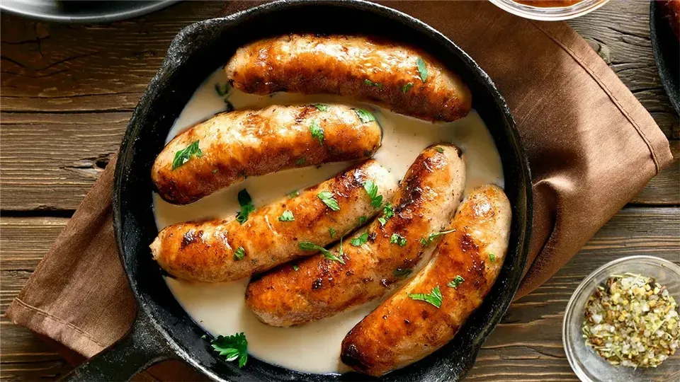 pieczona kiełbasa w sosie chrzanowym naczynie żaroodporne