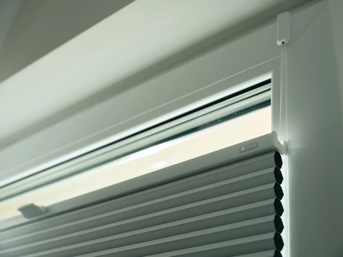 Montaż rolety bez wiercenia na oknie PCV