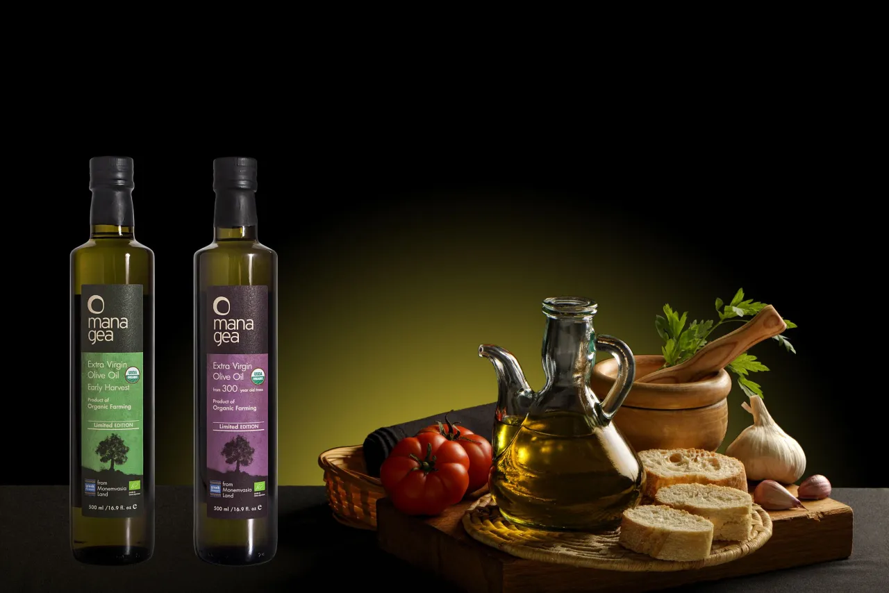 Oliwa z oliwek extra virgin butelka i łyżka