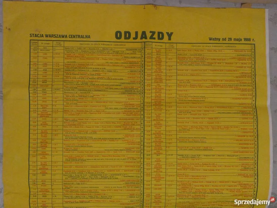 żółta tablica rozkład jazdy dworzec