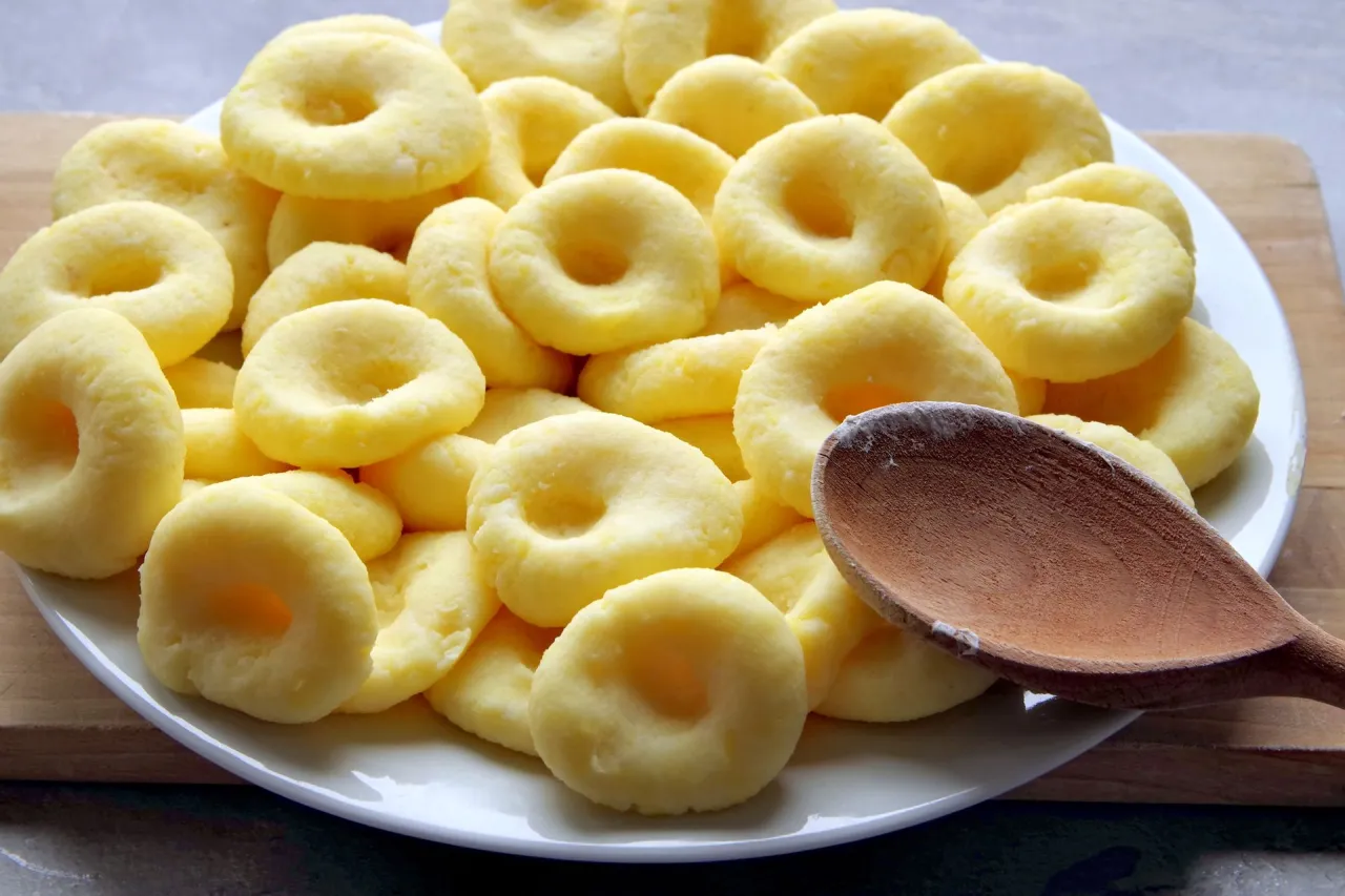 Stos świeżo ugotowanych klusek śląskich na talerzu. Zastanawiasz się, dlaczego mrożone kluski śląskie się rozpadają? Może to kwestia sposobu mrożenia lub gotowania.