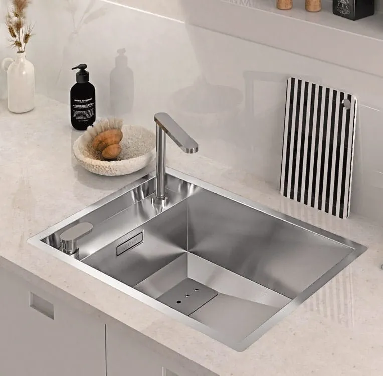 zlewozmywak stalowy szczotkowany w kuchni