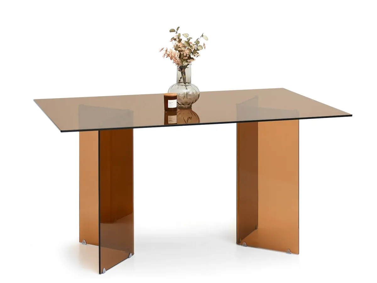 R&oacute;żne kształty i podstawy szklanych stoł&oacute;w