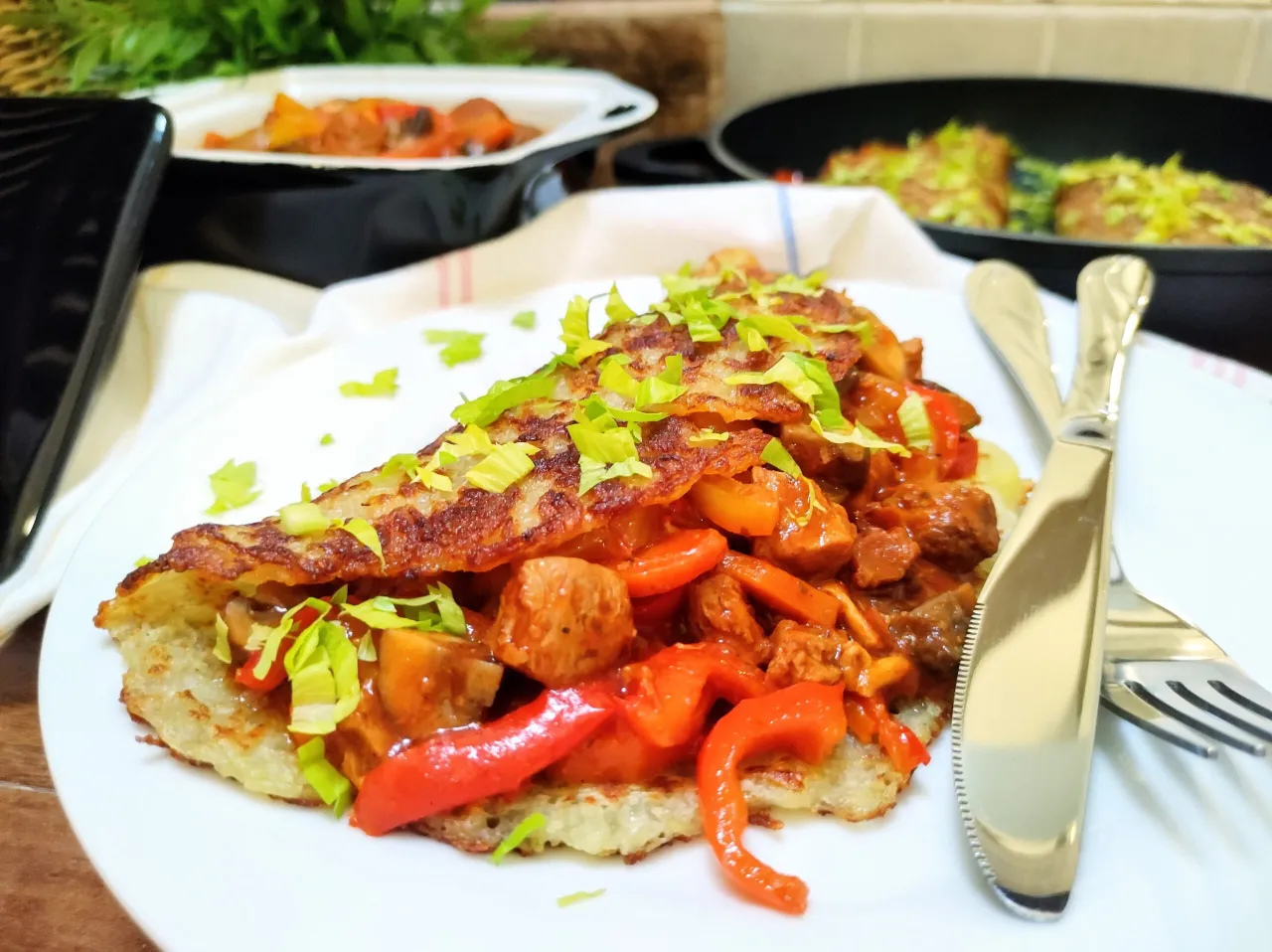 Wegetariański obiad z plackami ziemniaczanymi i mizerią