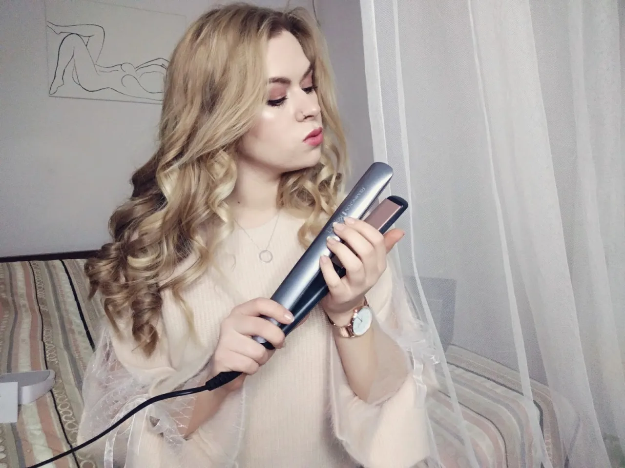 Kobieta kręcąca włosy prostownicą Remington krok po kroku