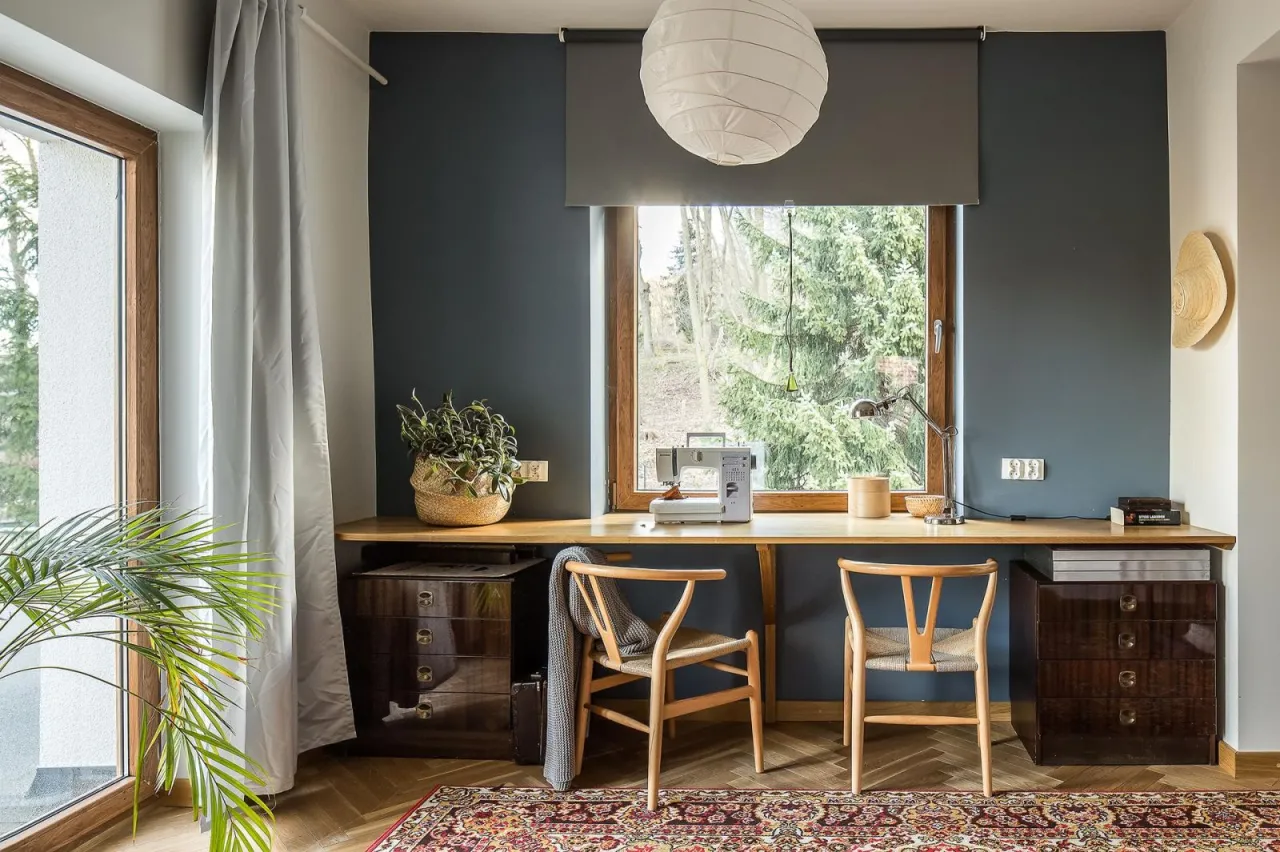 biurko w salonie przy oknie