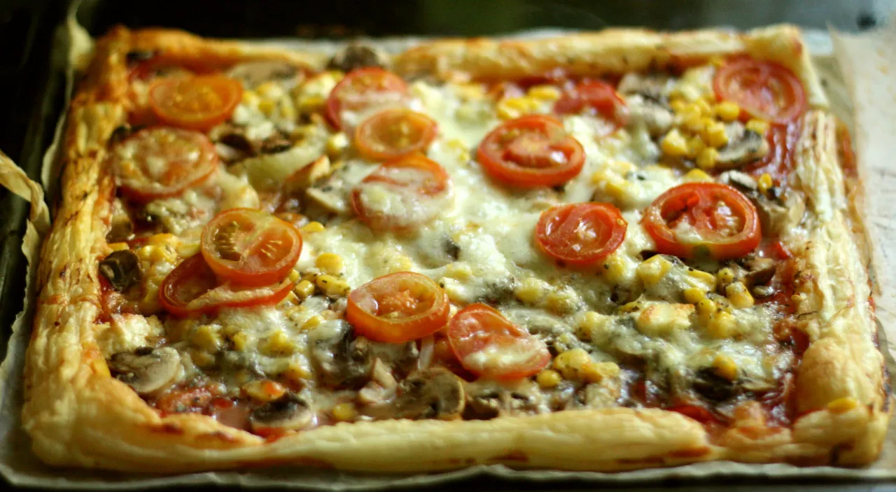 Pizza na tortilli i cieście francuskim