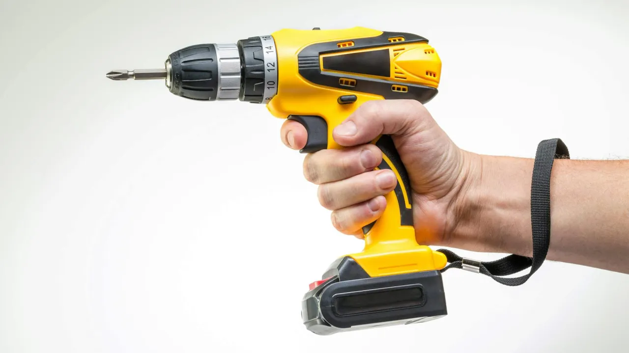 wiertarko-wkrętarka akumulatorowa vs sieciowa