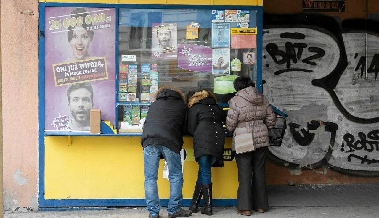 Ludzie patrzą na loterię, zastanawiając się, ile kosztuje eurojackpot w Niemczech.