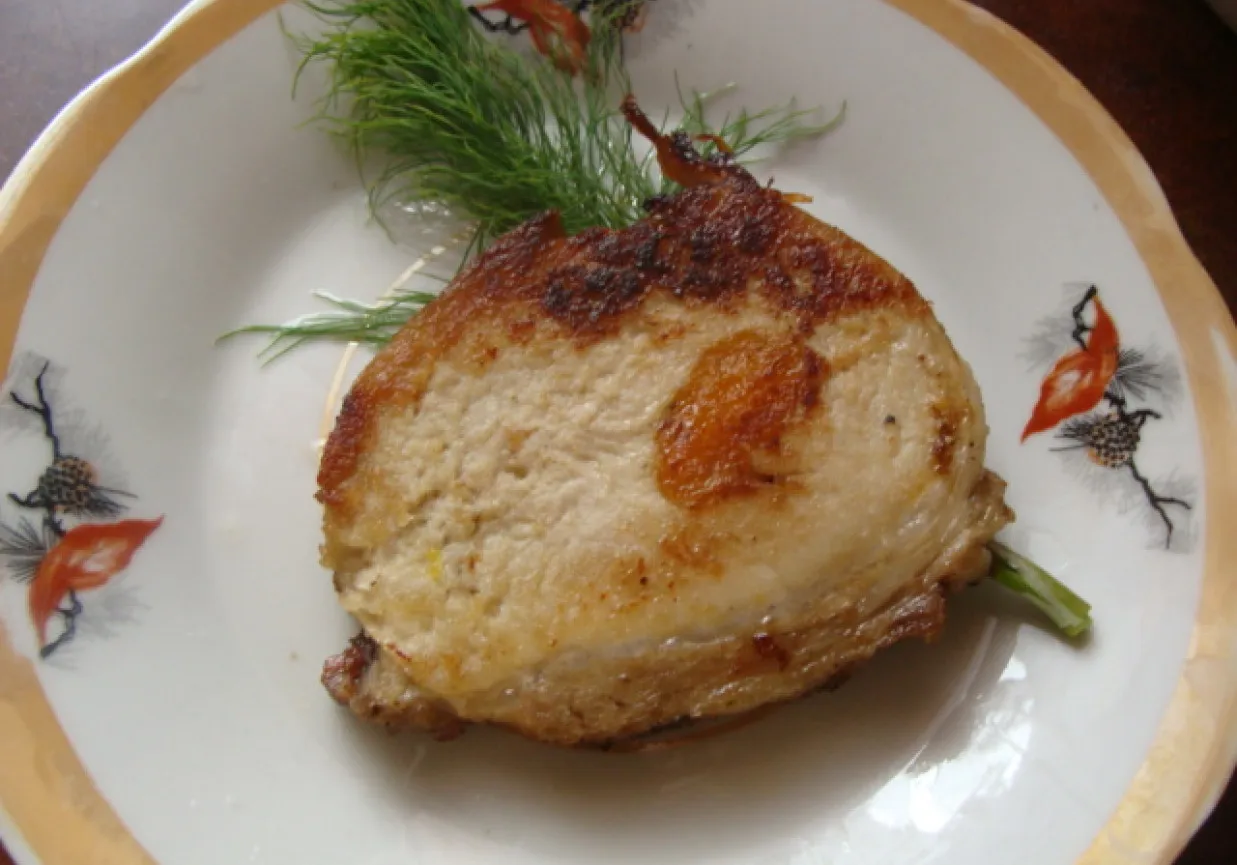 pieczona szynka z dodatkami na talerzu