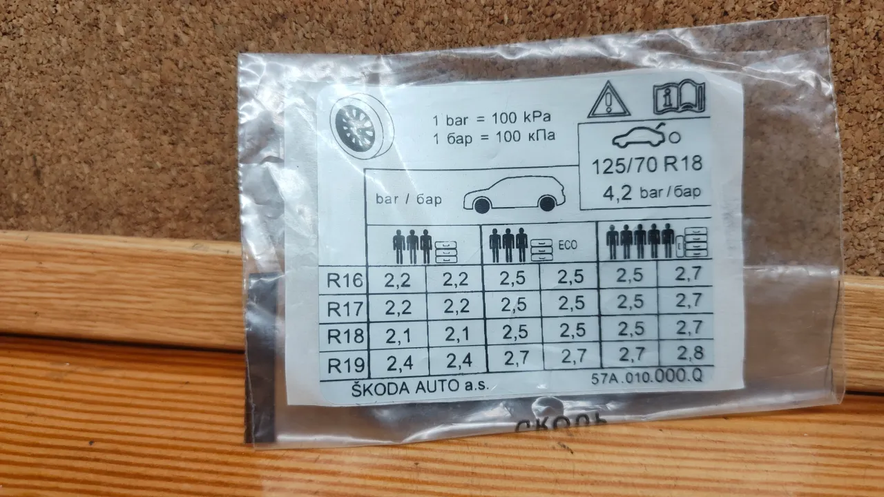 Naklejka ciśnienia opon samochodu słupek B