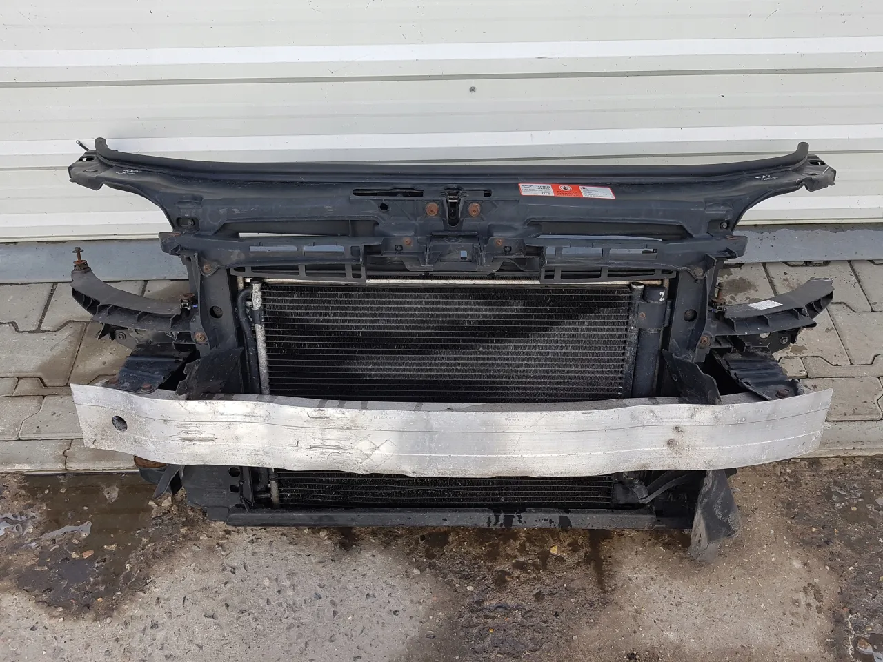 Uszkodzona chłodnica samochodowa Audi A3