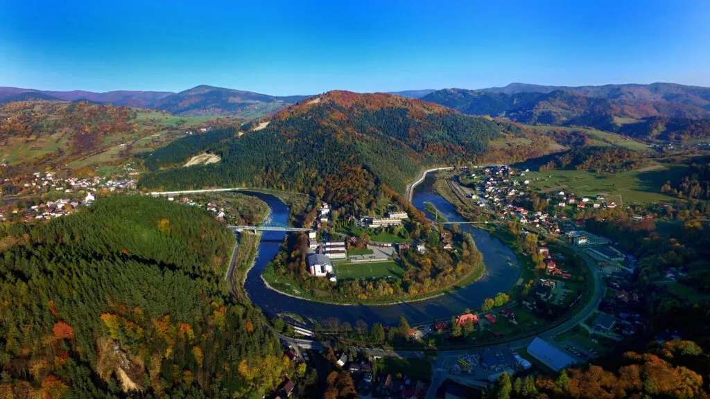 Piwniczna-Zdr&oacute;j panorama z rzeką Poprad i g&oacute;rami