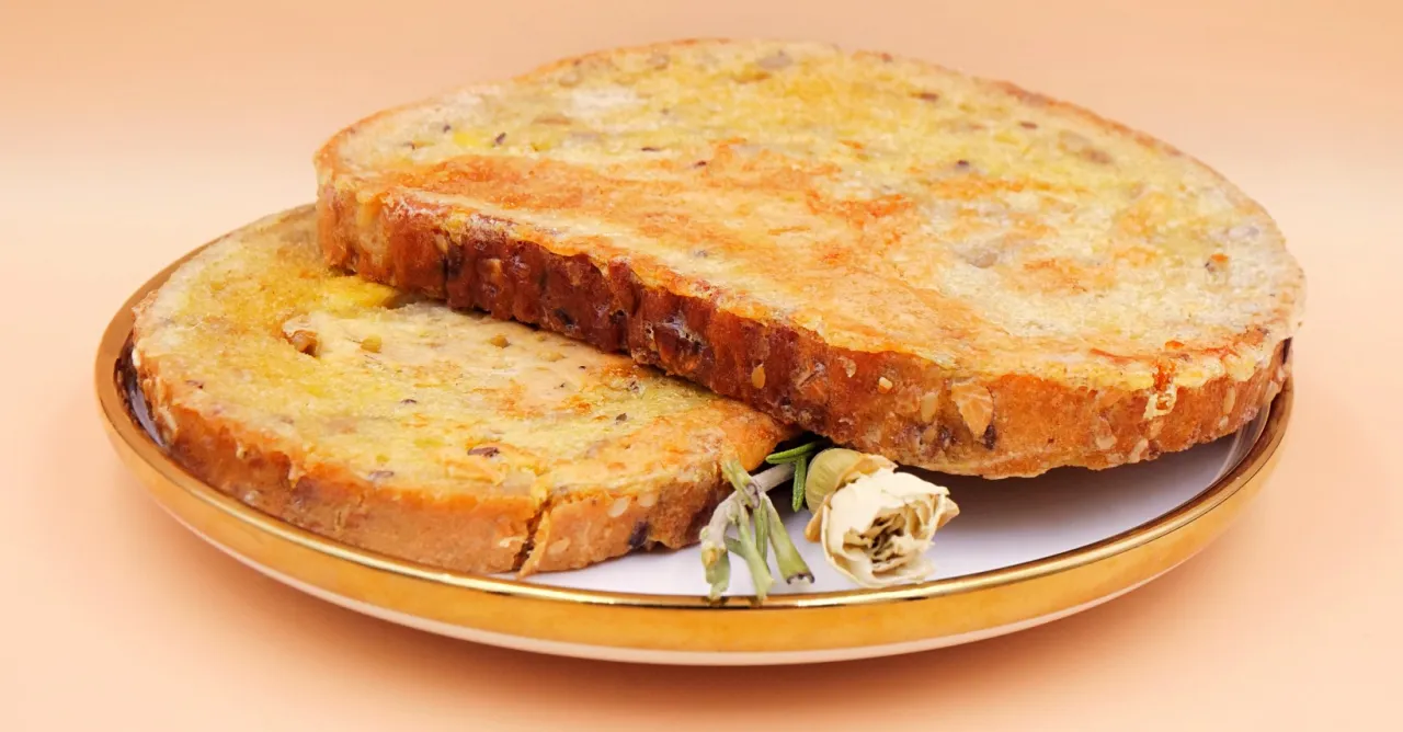 Dwa złociste kawałki chleba w jajku, idealne na śniadanie. Prosty przepis, jak zrobić chleb w jajku, by cieszyć się smakiem.