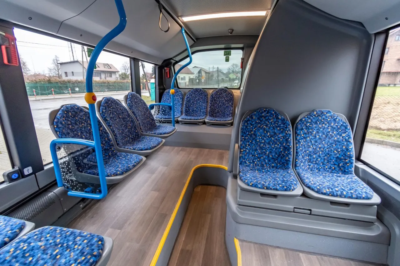 Wnętrze autobusu miejskiego vs wnętrze autokaru turystycznego