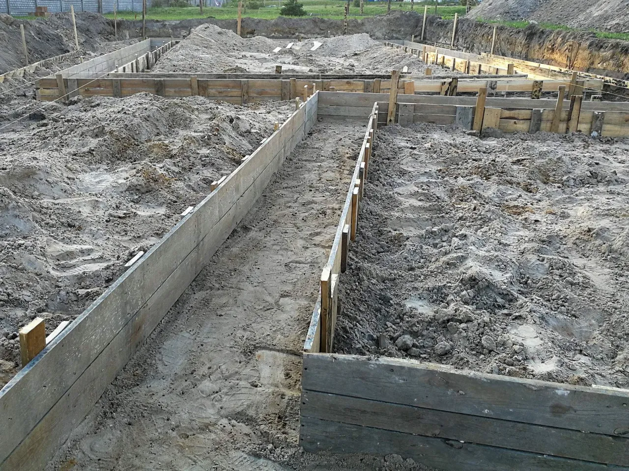 Wylewanie ław fundamentowych domu jednorodzinnego