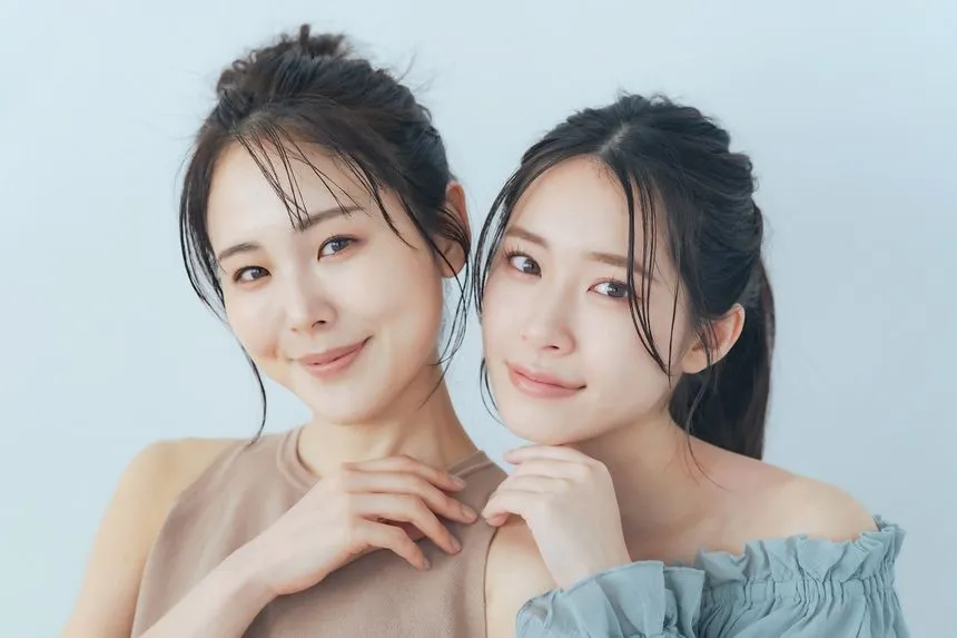 Kobieta wykonująca koreańską pielęgnację twarzy, z różnymi kosmetykami