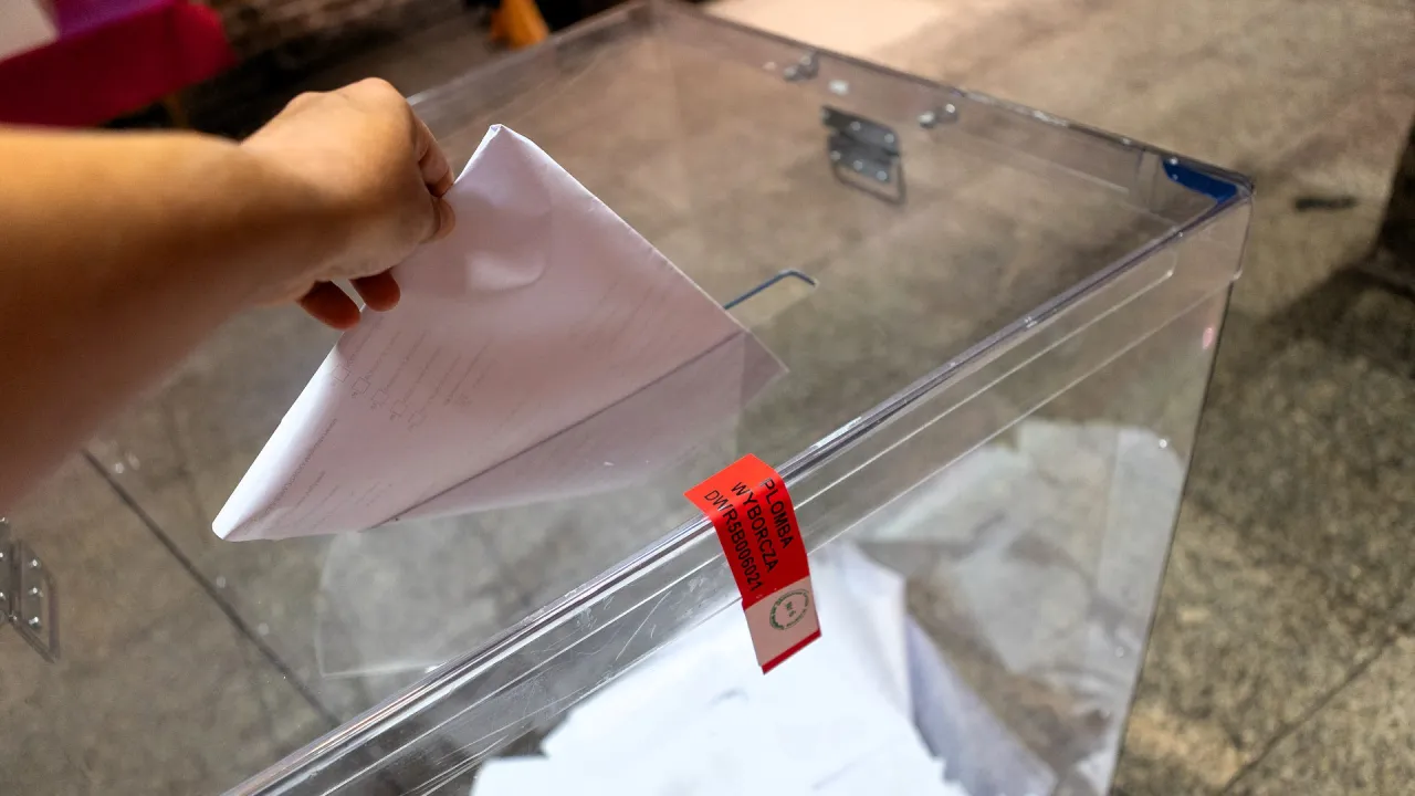 Wybory lokalne osiedla, urna wyborcza, mieszkańcy głosujący