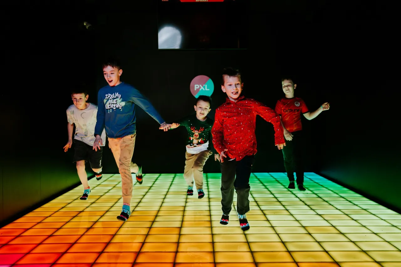 Dzieci bawiące się w interaktywnym muzeum w Poznaniu