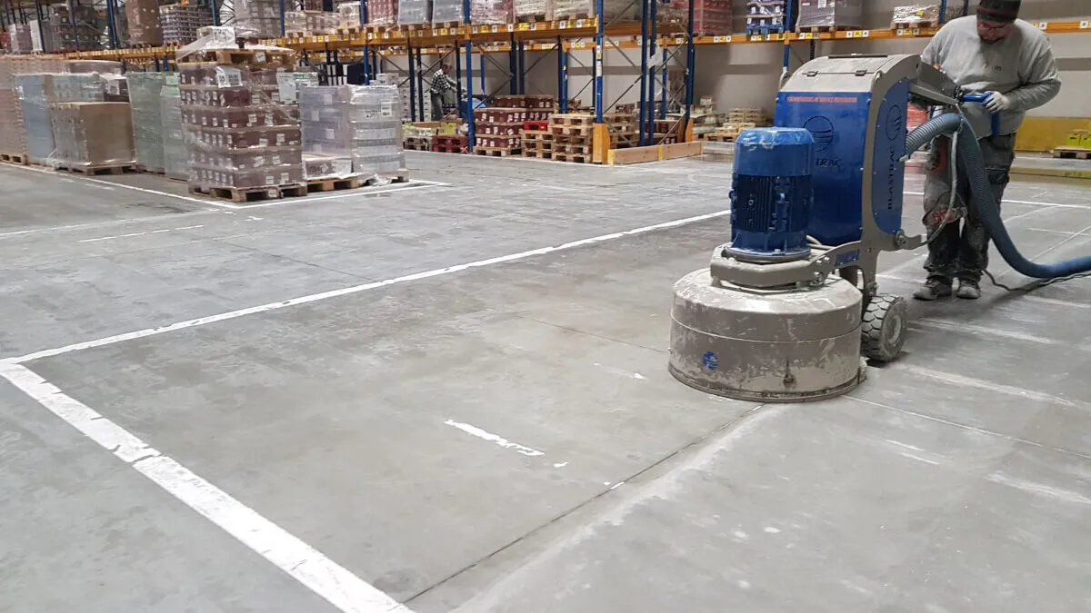 r&oacute;żne metody wygładzania posadzki betonowej maszyny