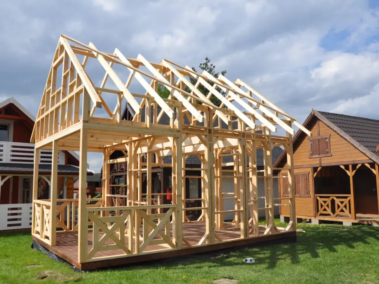 Konstrukcja domu szkieletowego w budowie. Zastanawiasz się, ile kosztuje budowa domu szkieletowego pod klucz?