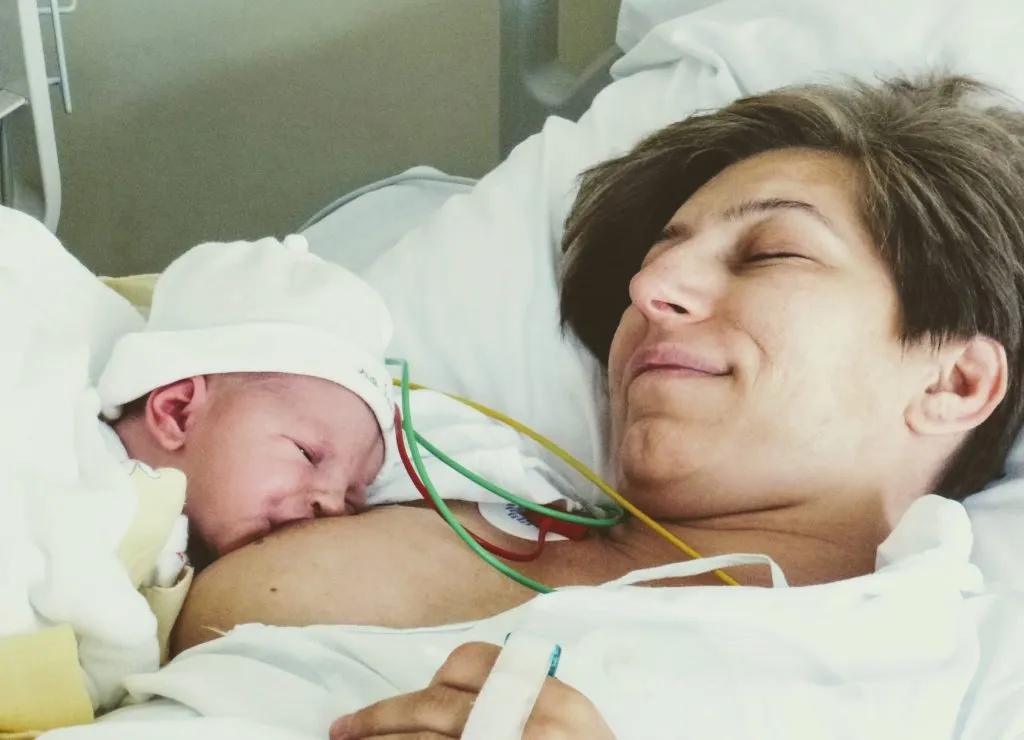 pozycje do karmienia piersią po cesarskim cięciu