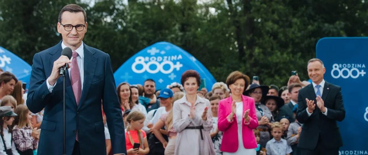 Polska rodzina otrzymująca wsparcie finansowe od państwa