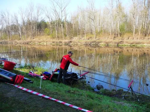 Wędkarz przygotowujący zanętę
