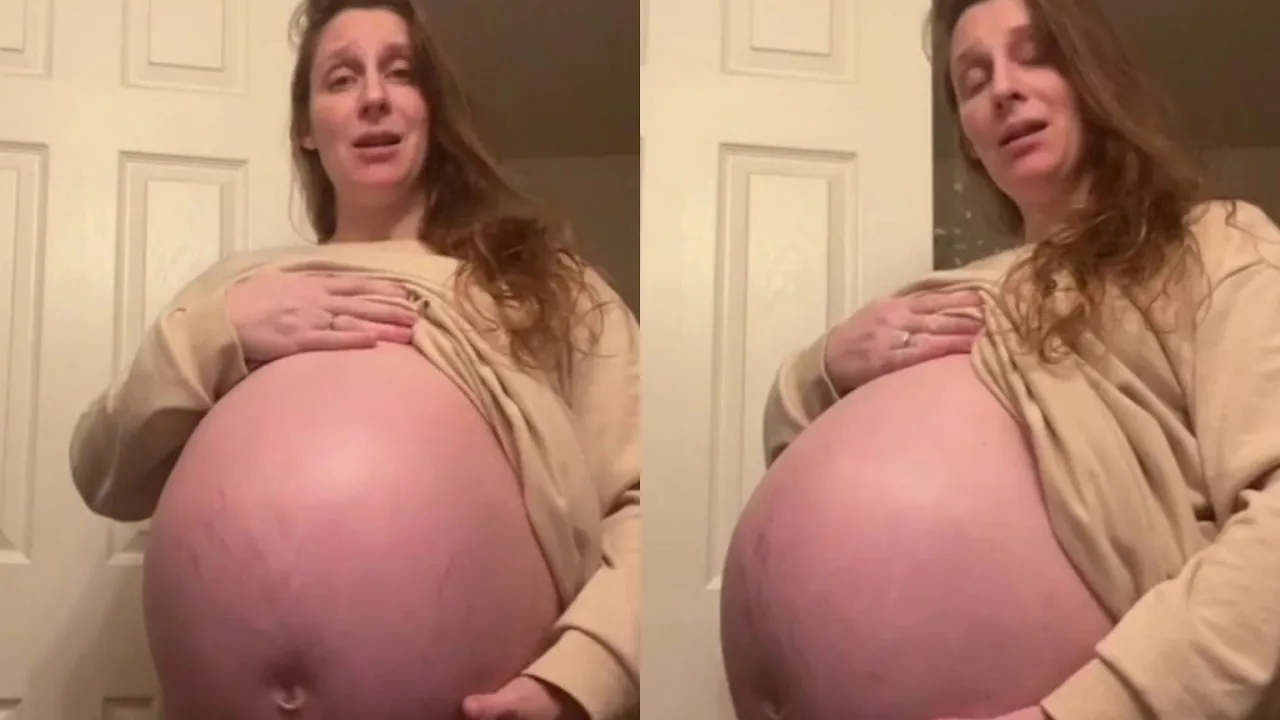 kobieta w ciąży głaszcząca brzuch uśmiechnięta