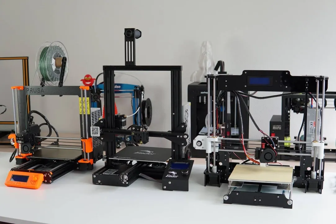 Różne typy konstrukcji drukarek 3D (RepRap, CoreXY, Delta)