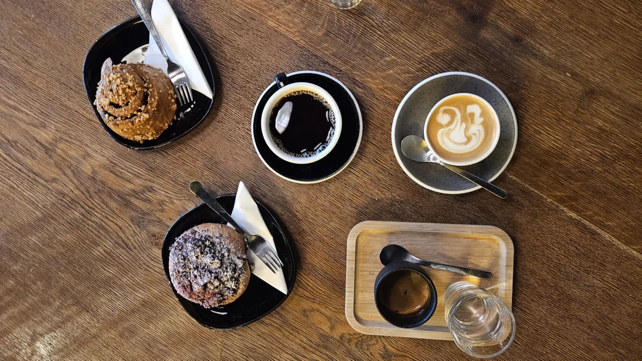 por&oacute;wnanie kaw latte cappuccino flat white