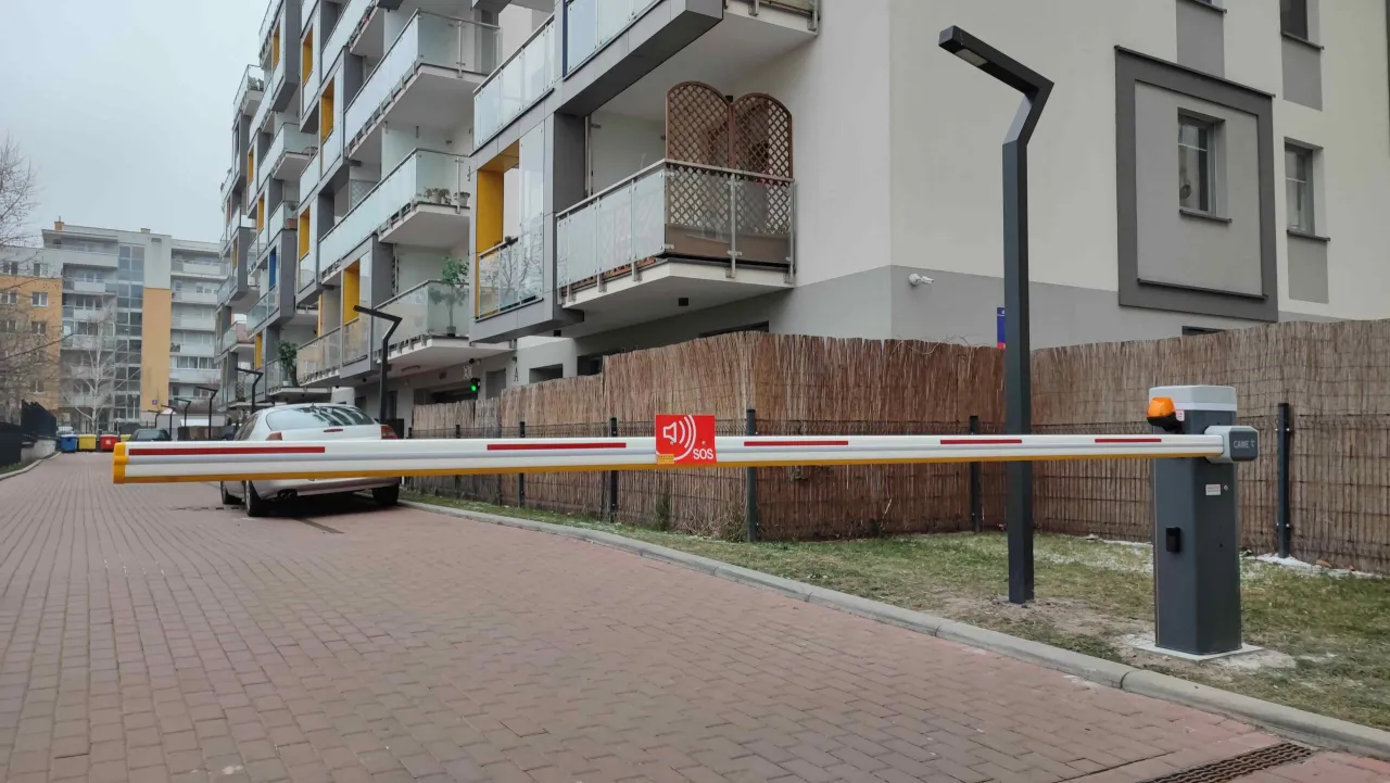 Bariera wjazdowa na teren wspólnoty mieszkaniowej, sugerująca, czy teren wspólnoty mieszkaniowej jest terenem prywatnym.