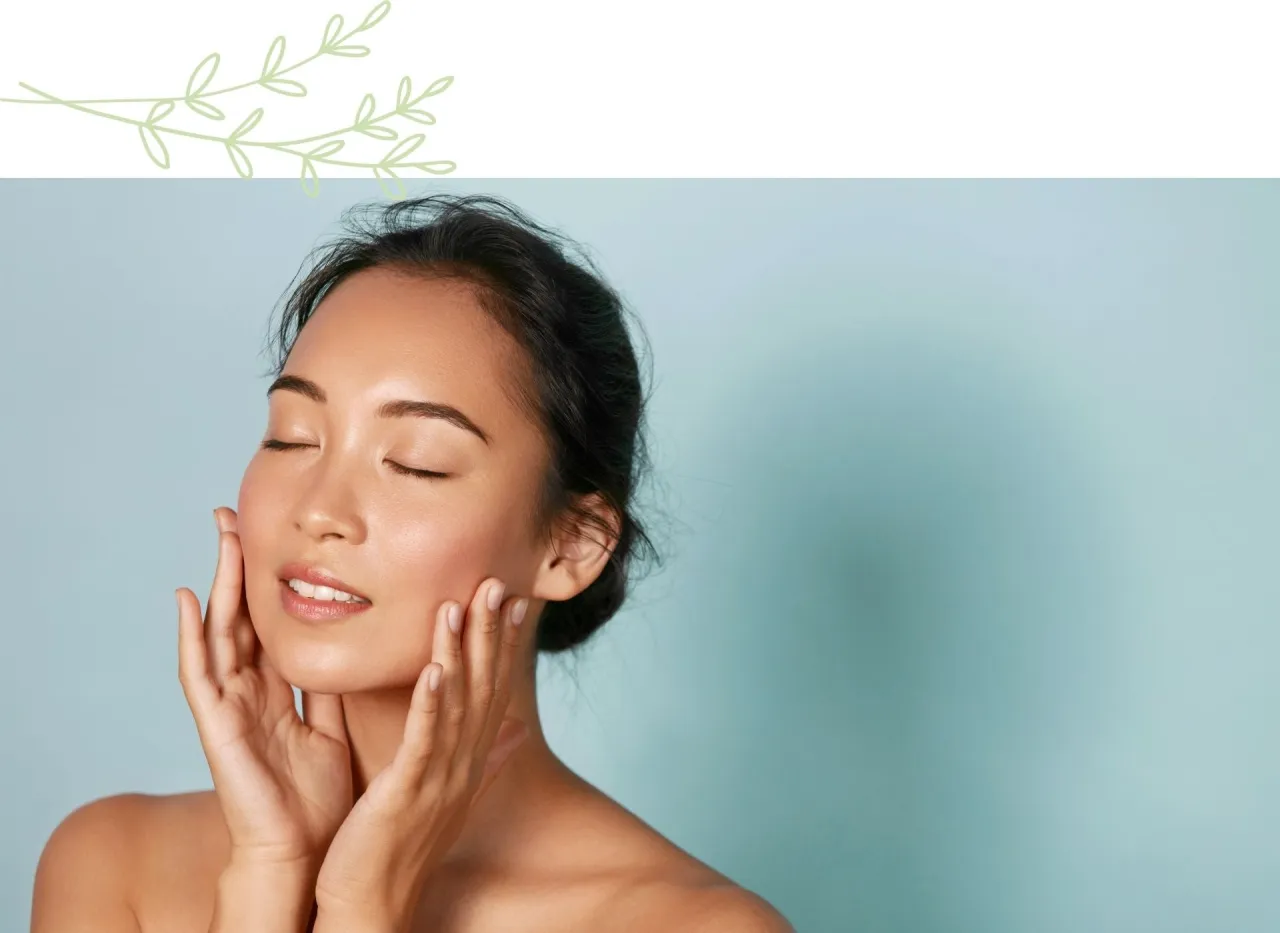 Delikatna pielęgnacja twarzy: jak nakładać tonik, by cieszyć się promienną cerą. Kobieta z zamkniętymi oczami dotyka policzków.