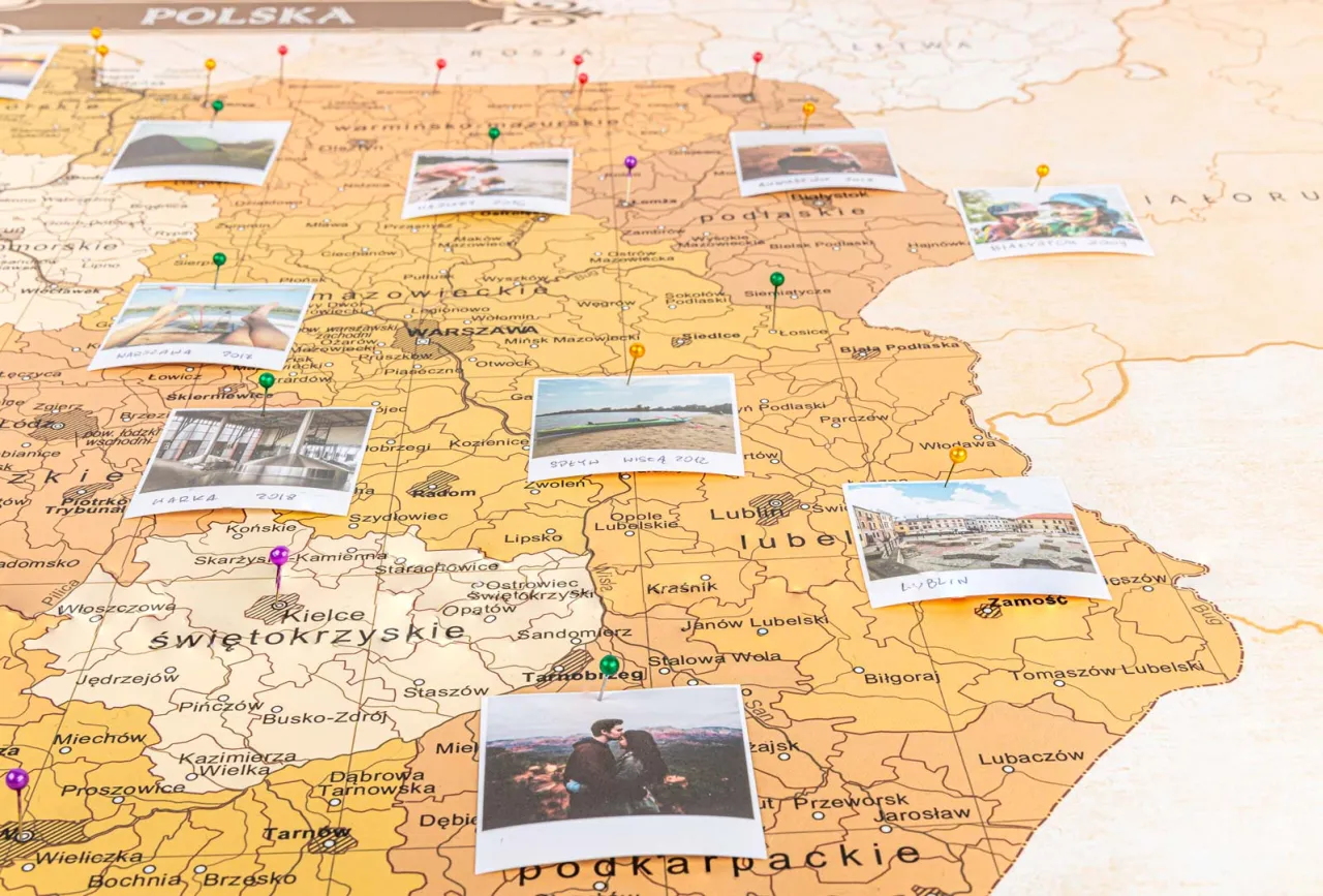 Mapa Polski z orientacyjnymi cenami noclegów w regionach