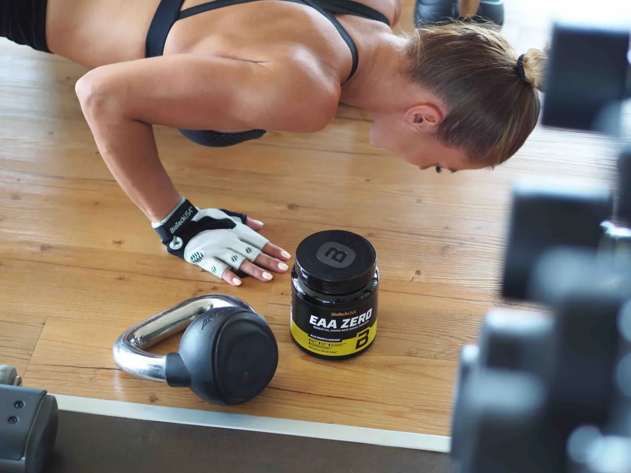 Sportler trinkt BCAA während des Trainings