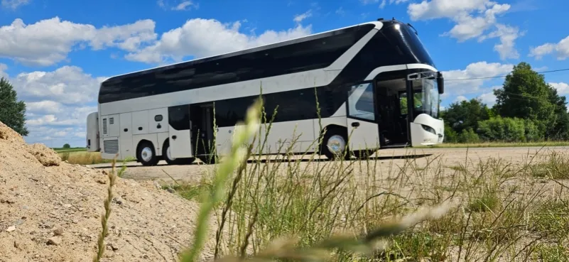 Autokar piętrowy i standardowy obok siebie