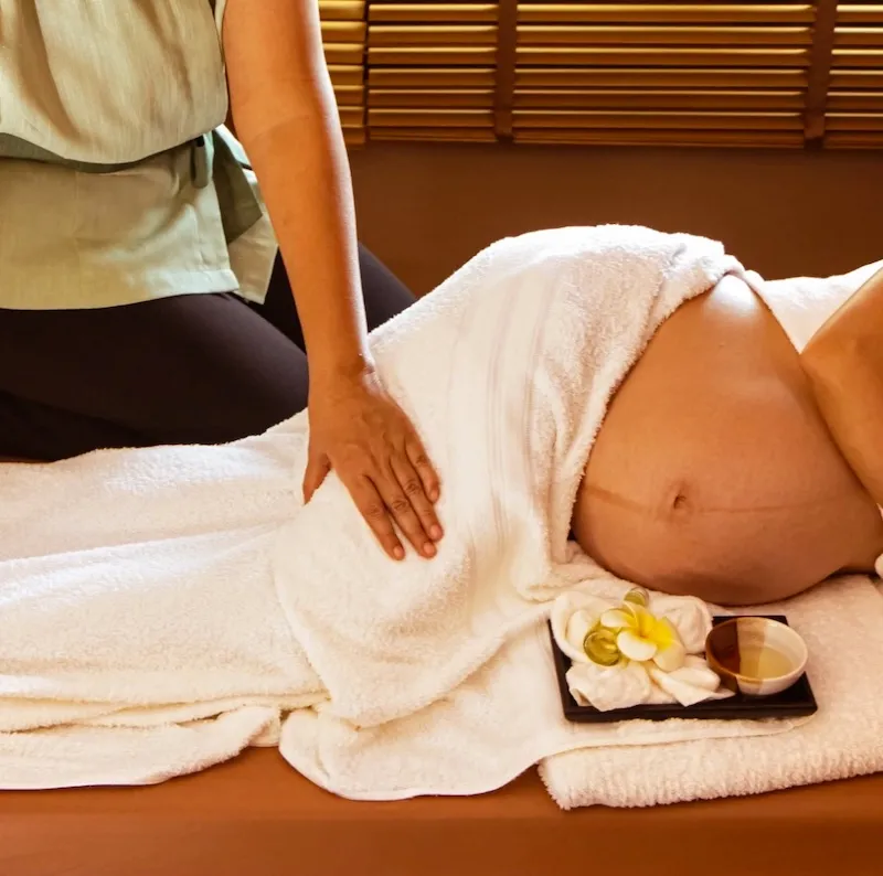 masaż prenatalny pozycja na boku